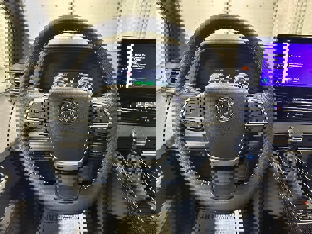 Used 2025 Toyota Sienna XSE image 18