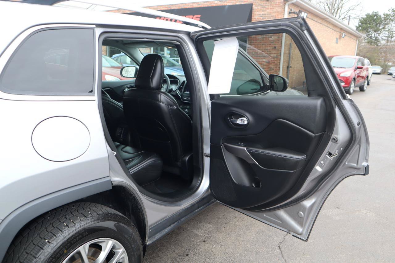 Used 2019 Jeep Cherokee Latitude Plus w/ Cold Weather Group AWD/4WD image 13
