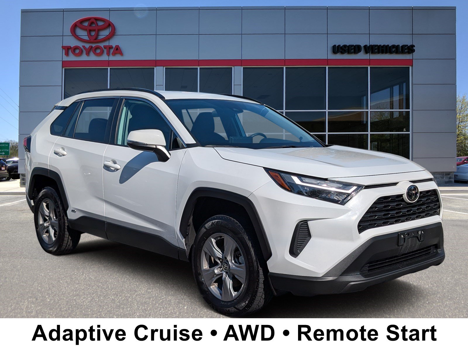 Used 2025 Toyota RAV4 XLE AWD/4WD image 1
