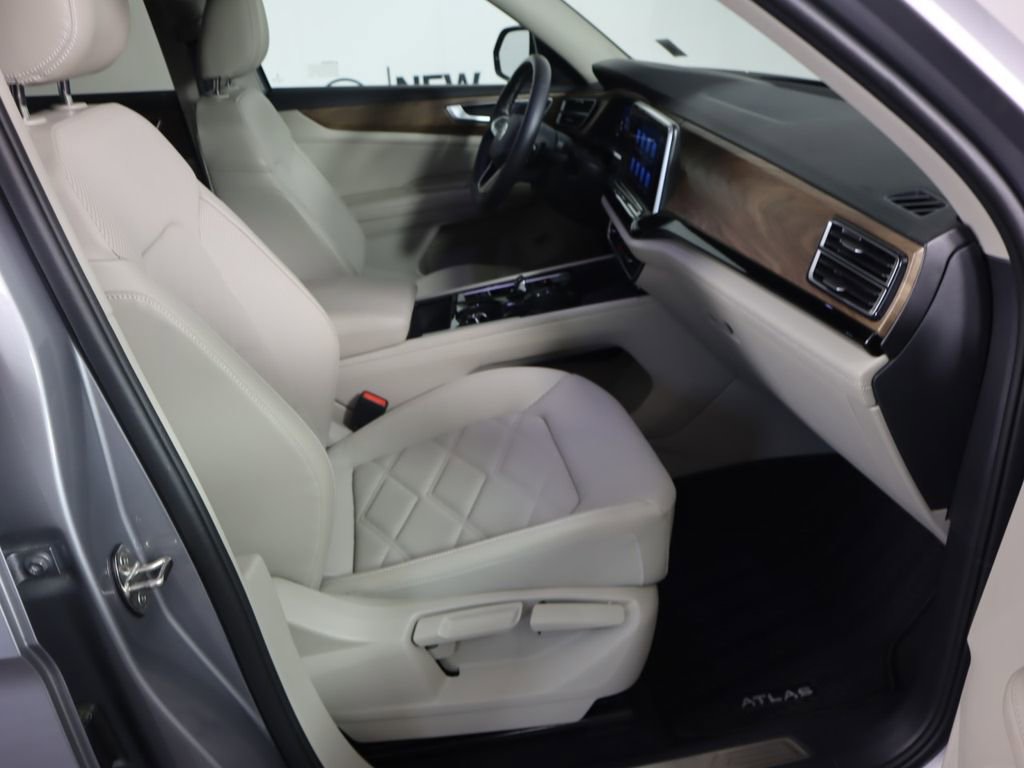 Used 2024 Volkswagen Atlas SE image 30