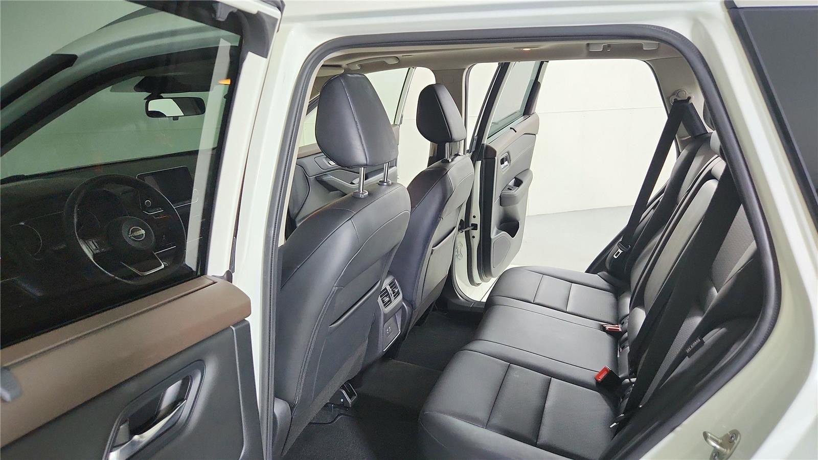 Used 2022 Nissan Rogue SV w/ SV Premium Package image 17