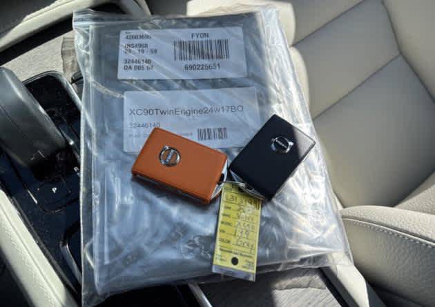 Used 2025 Volvo XC90 T8 Plus w/ Protection Package Premier AWD/4WD image 4