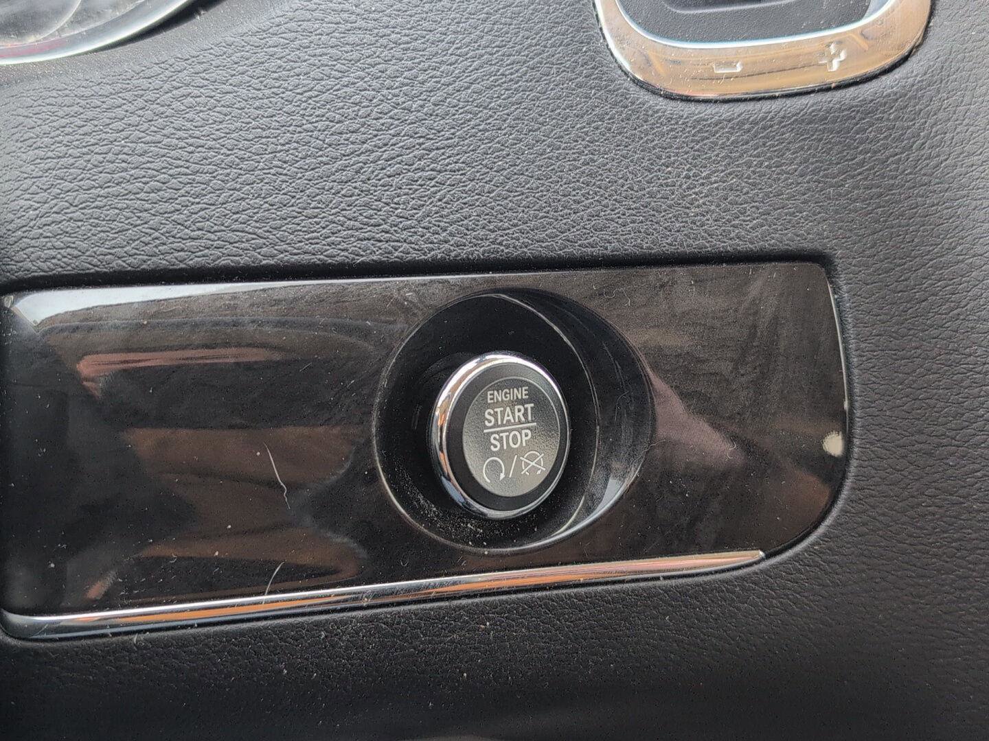 Used 2015 Chrysler Town & Country Touring-L w/ Driver Convenience Group image 27