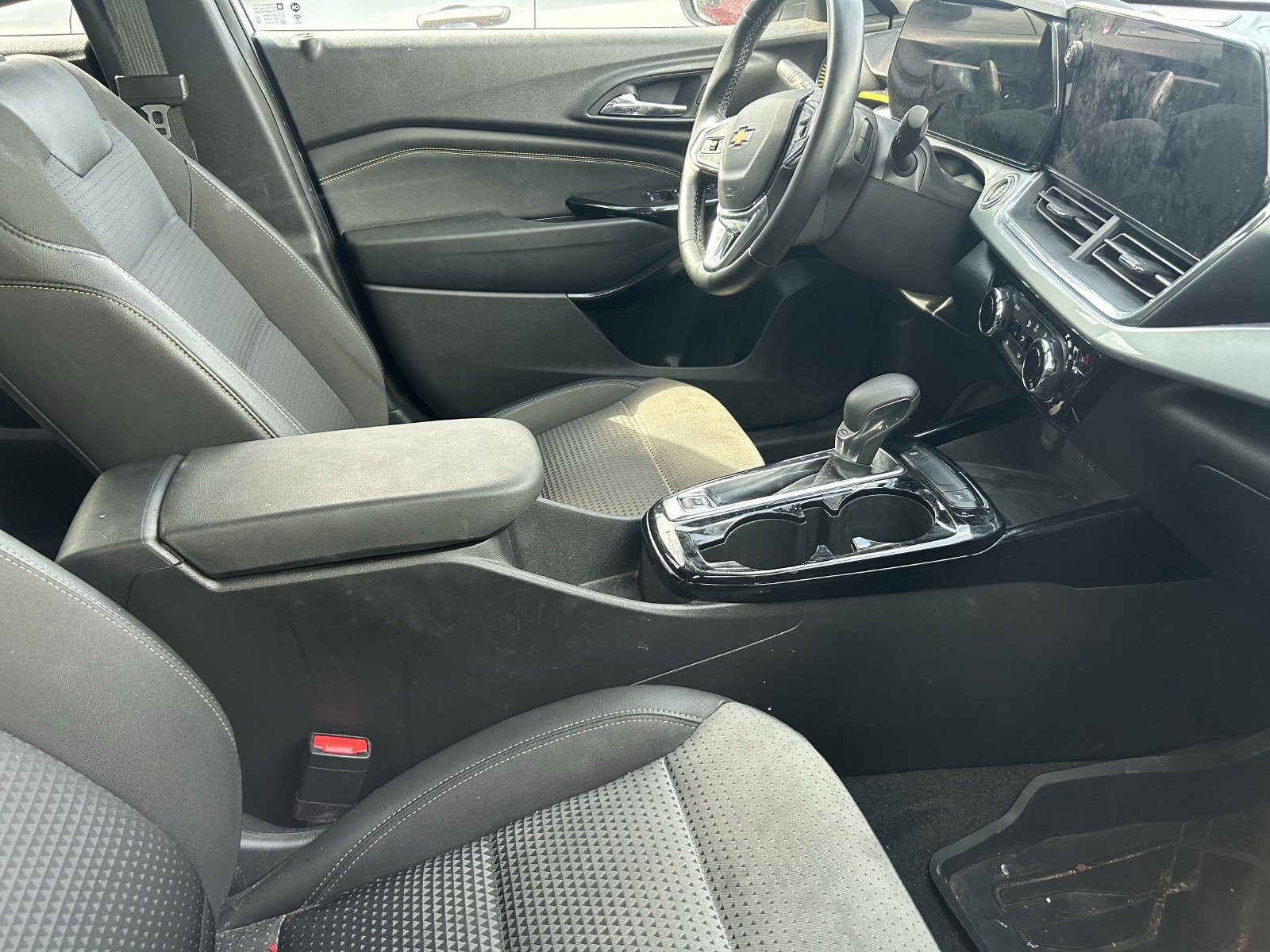 Used 2024 Chevrolet Trax LT w/ Sunroof Package FWD image 12