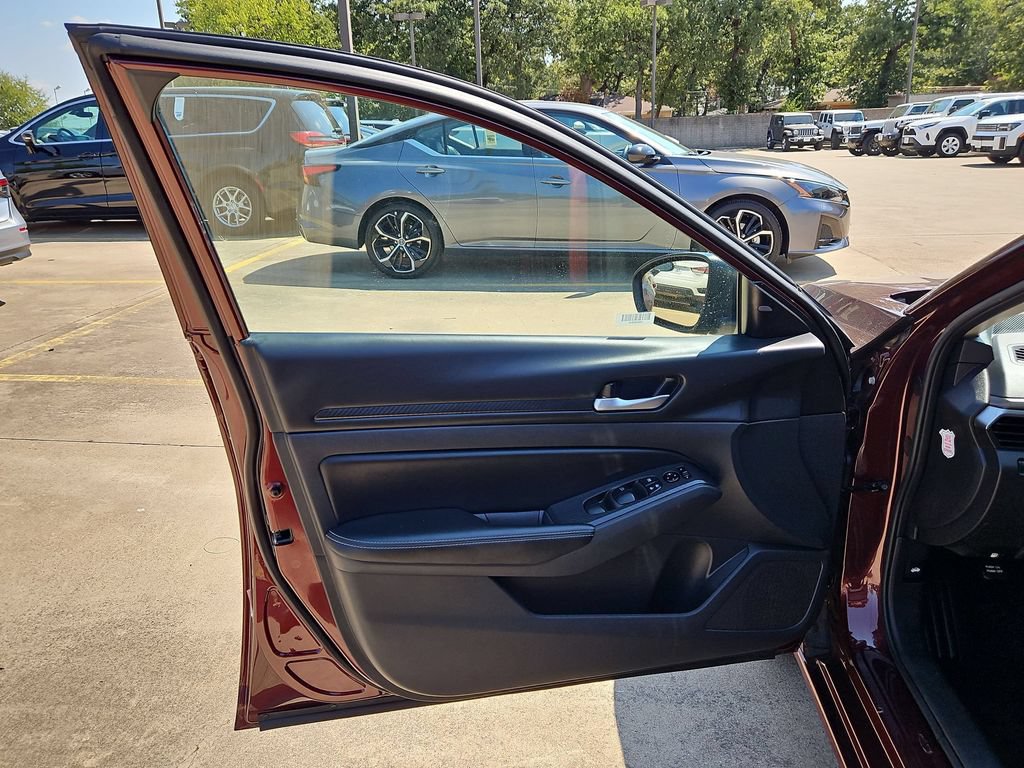 Used 2025 Nissan Altima 2.5 SV FWD image 11