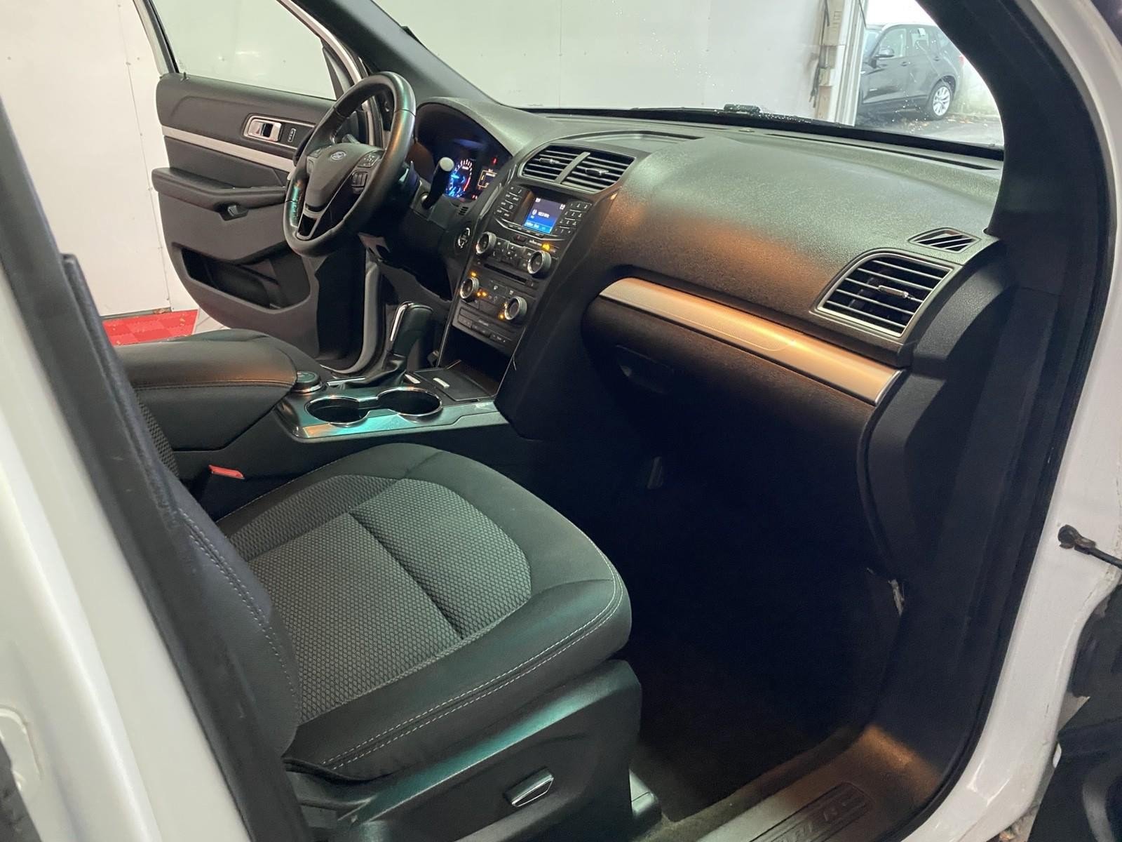 Used 2017 Ford Explorer XLT AWD/4WD image 8