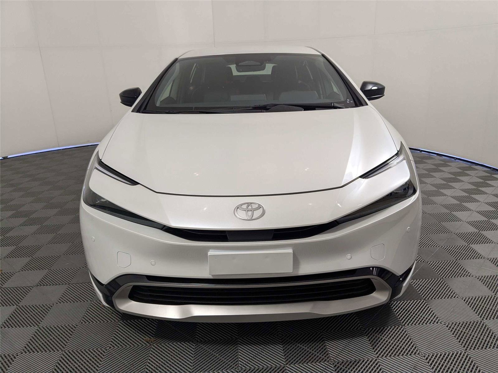 Used 2025 Toyota Prius Plug-In Hybrid image 3