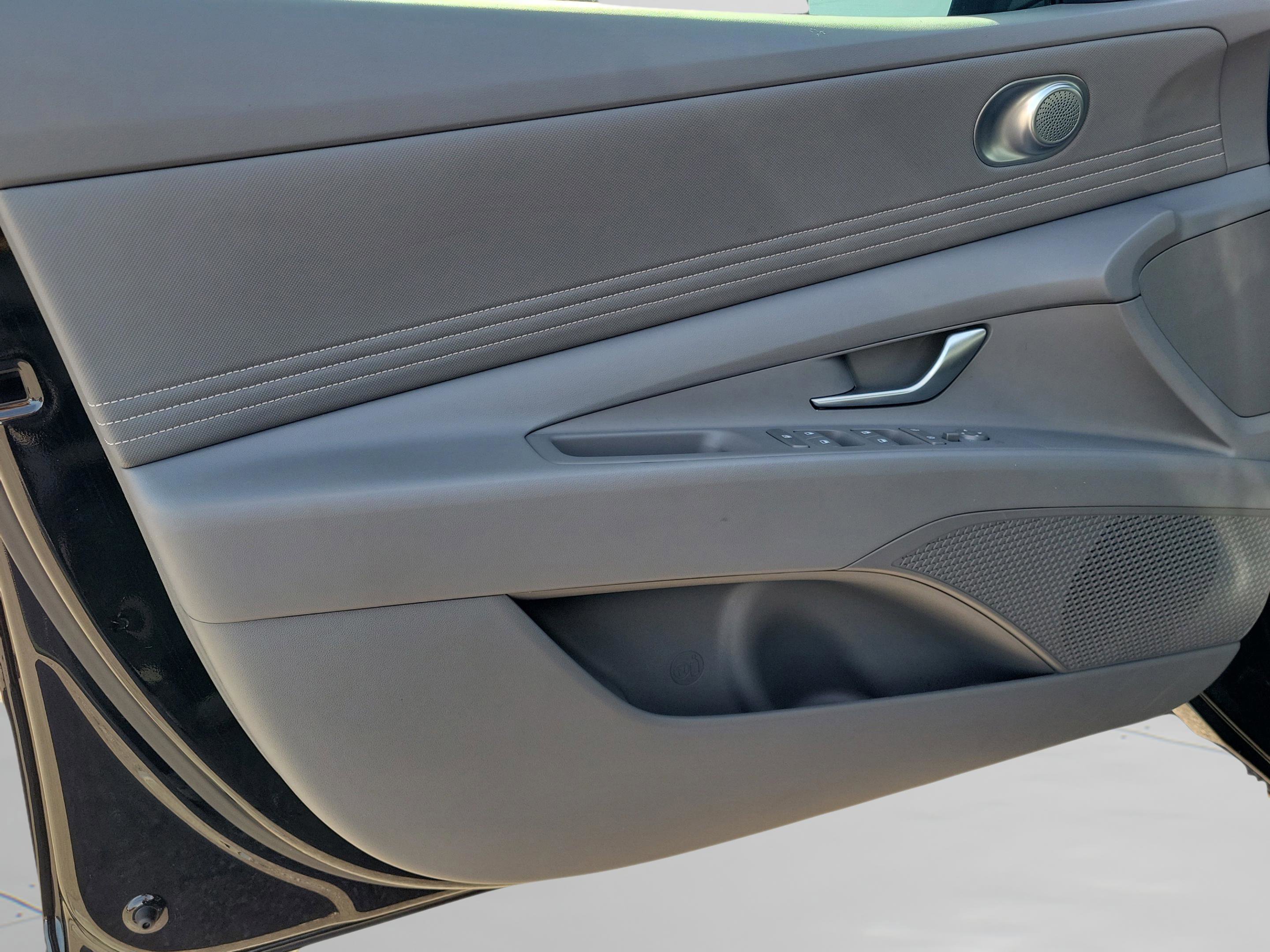 Used 2025 Hyundai Elantra Sport image 16