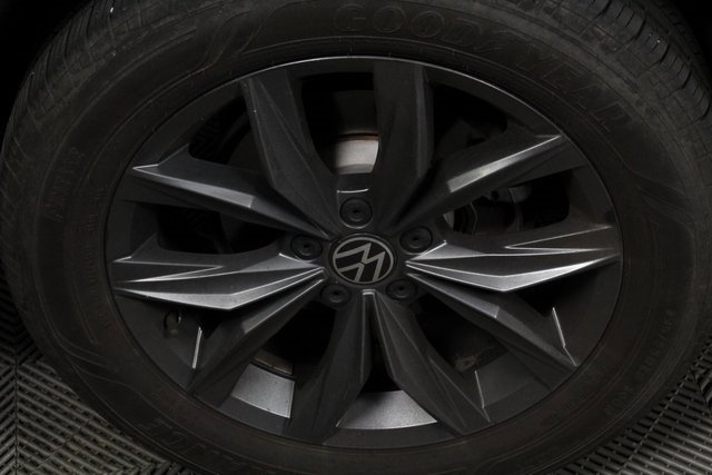 Used 2023 Volkswagen Tiguan SE image 9