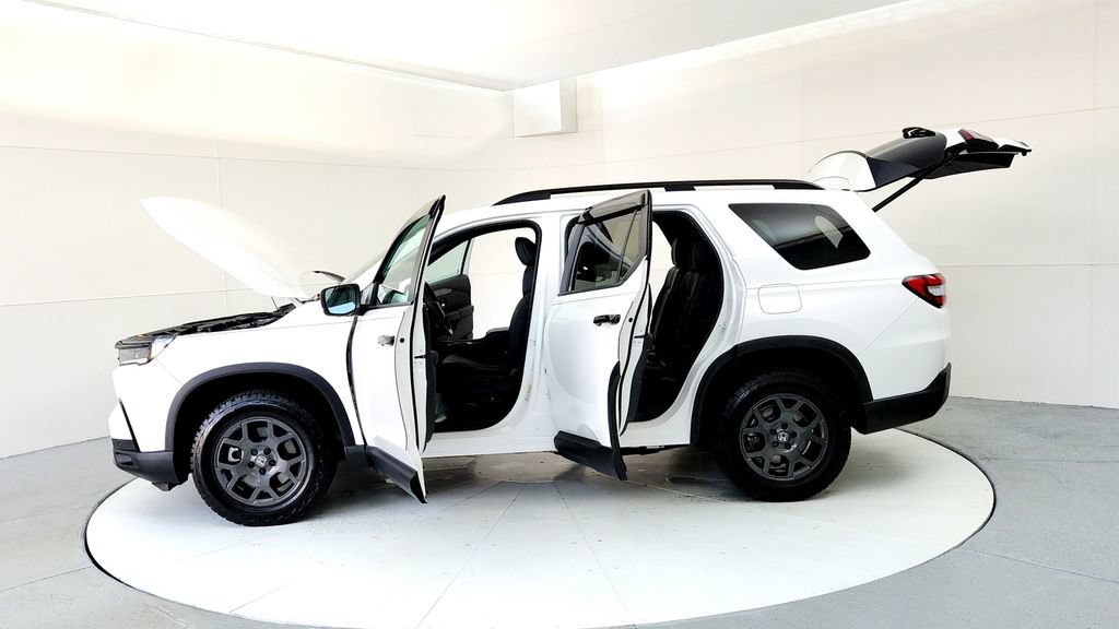 Used 2025 Honda Pilot TrailSport image 10