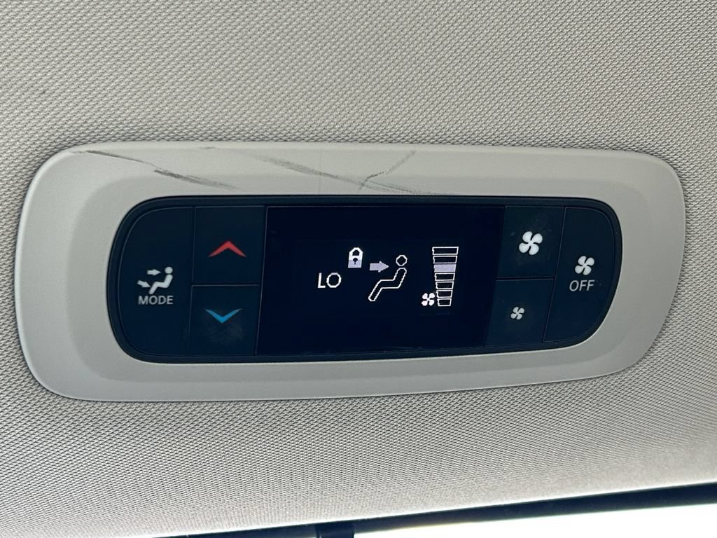 Used 2020 Chrysler Voyager Lxi FWD image 41