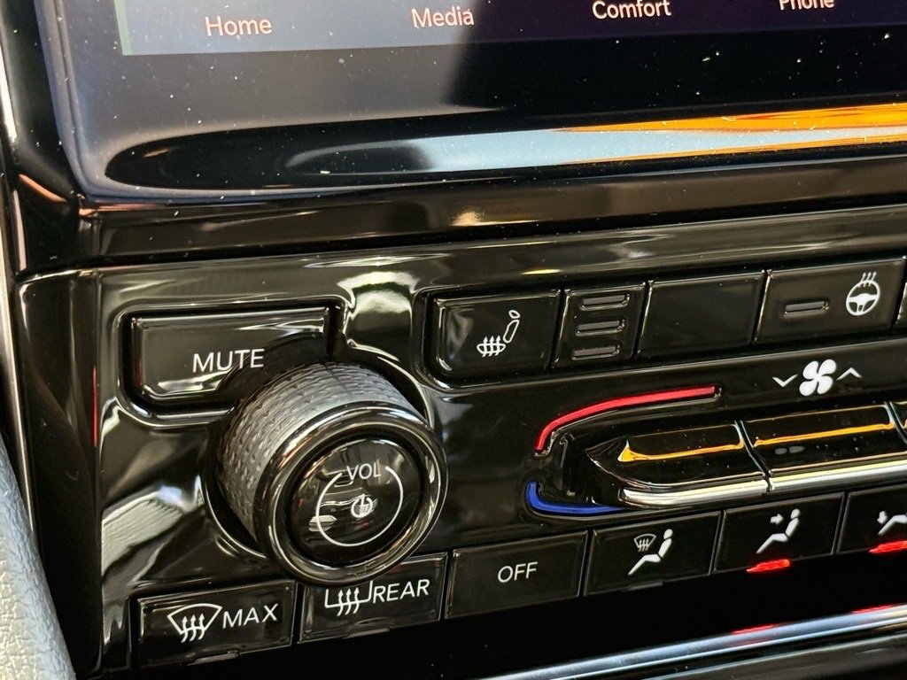 Used 2025 Jeep Grand Cherokee Limited w/ Black Appearance Package image 23