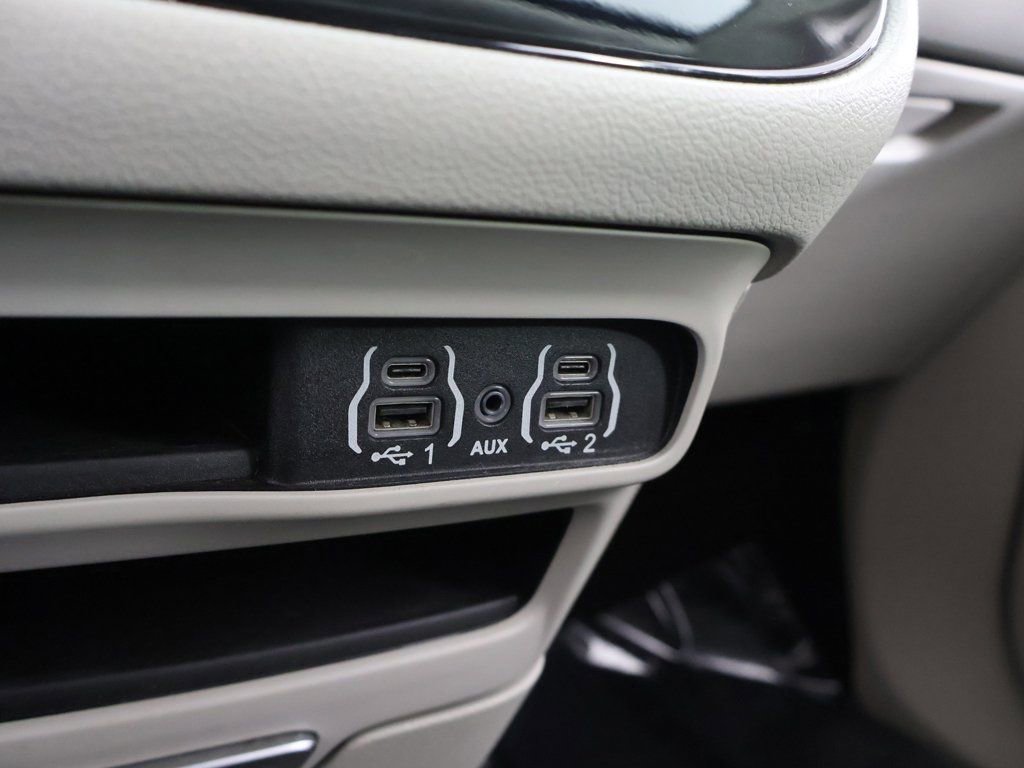 Used 2023 Chrysler Pacifica Touring-L image 49