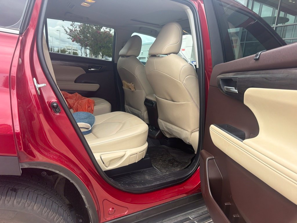 Used 2021 Toyota Highlander Limited FWD image 13