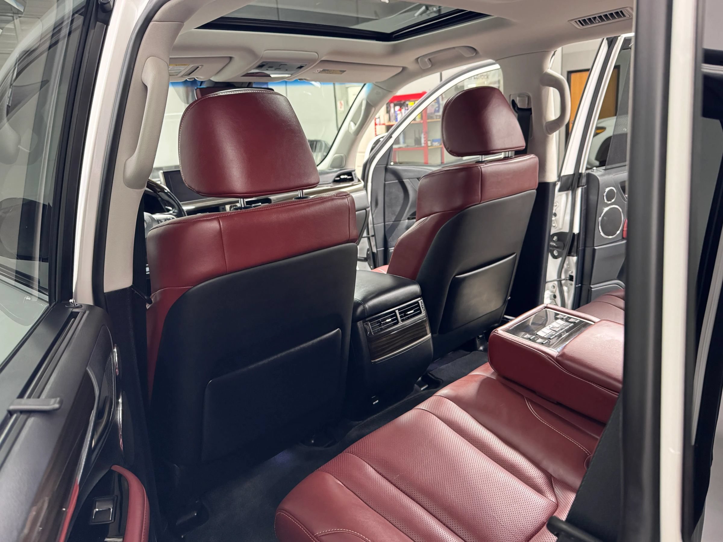 Used 2016 Lexus LX 570 4WD w/ Luxury Package image 17