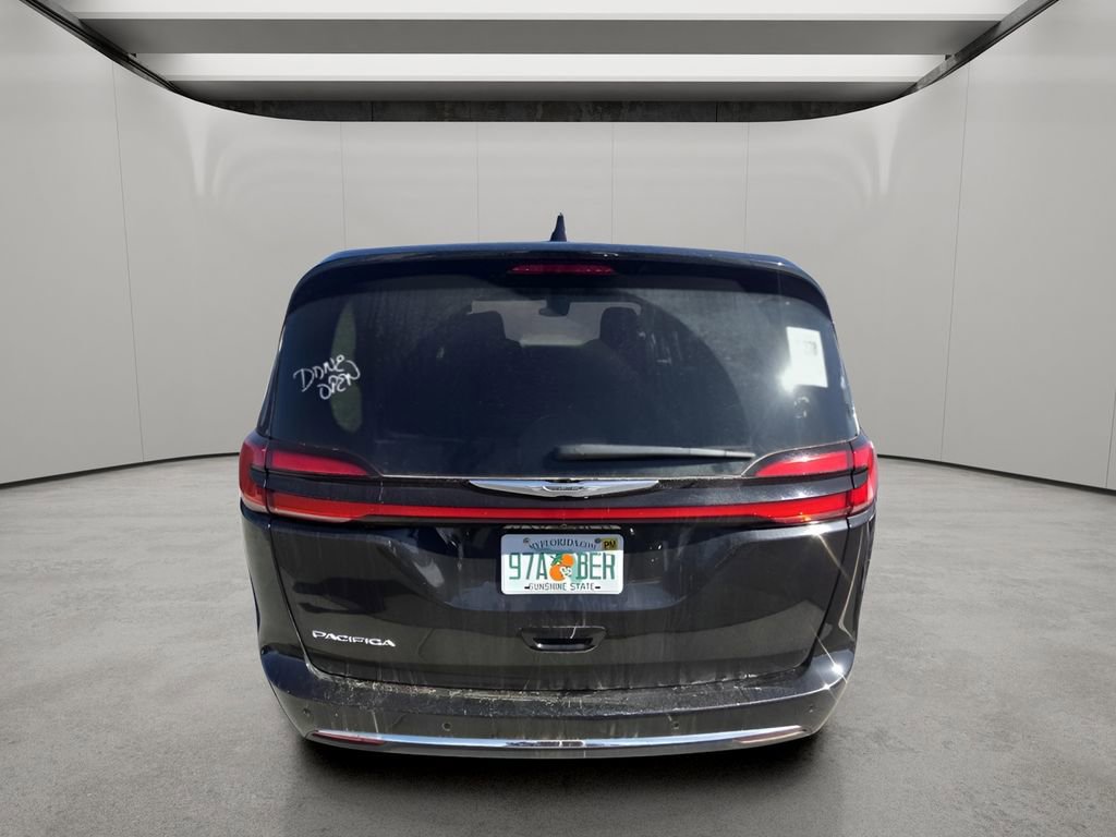 Used 2023 Chrysler Pacifica Touring-L image 2