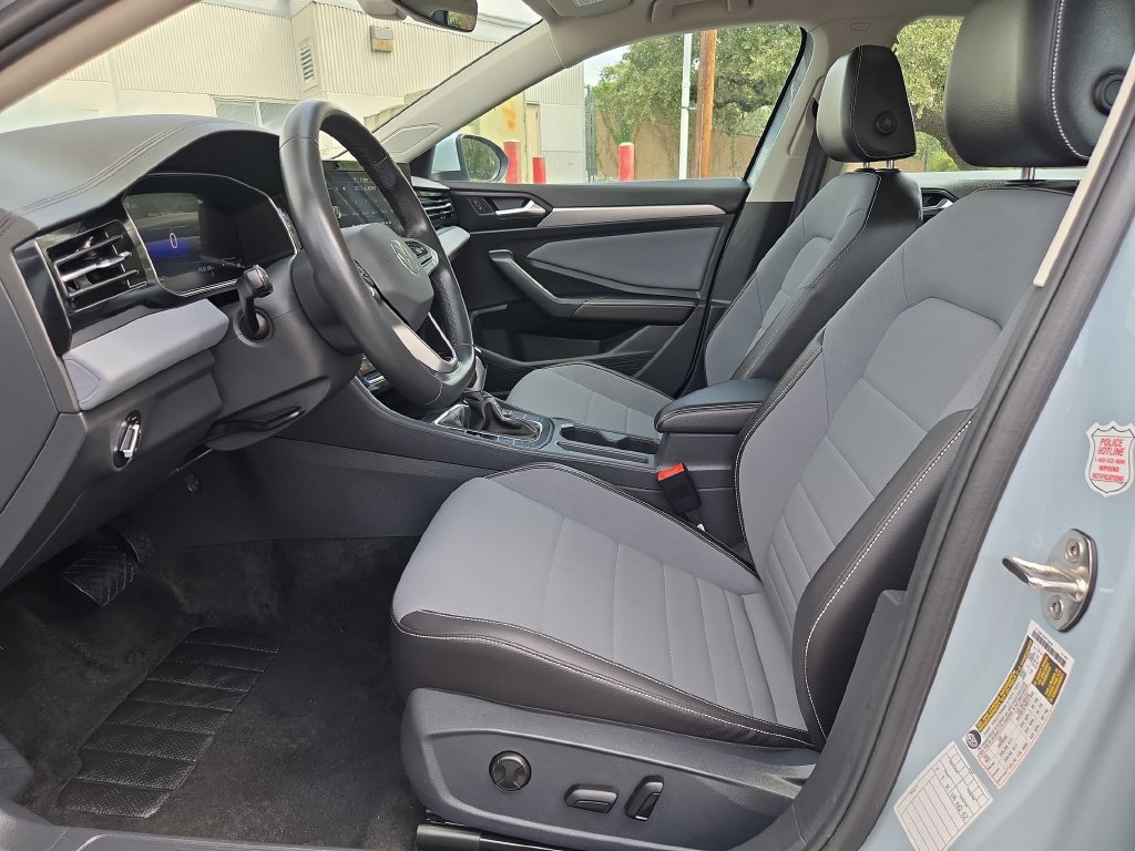 Used 2026 Volkswagen Jetta SE FWD image 25