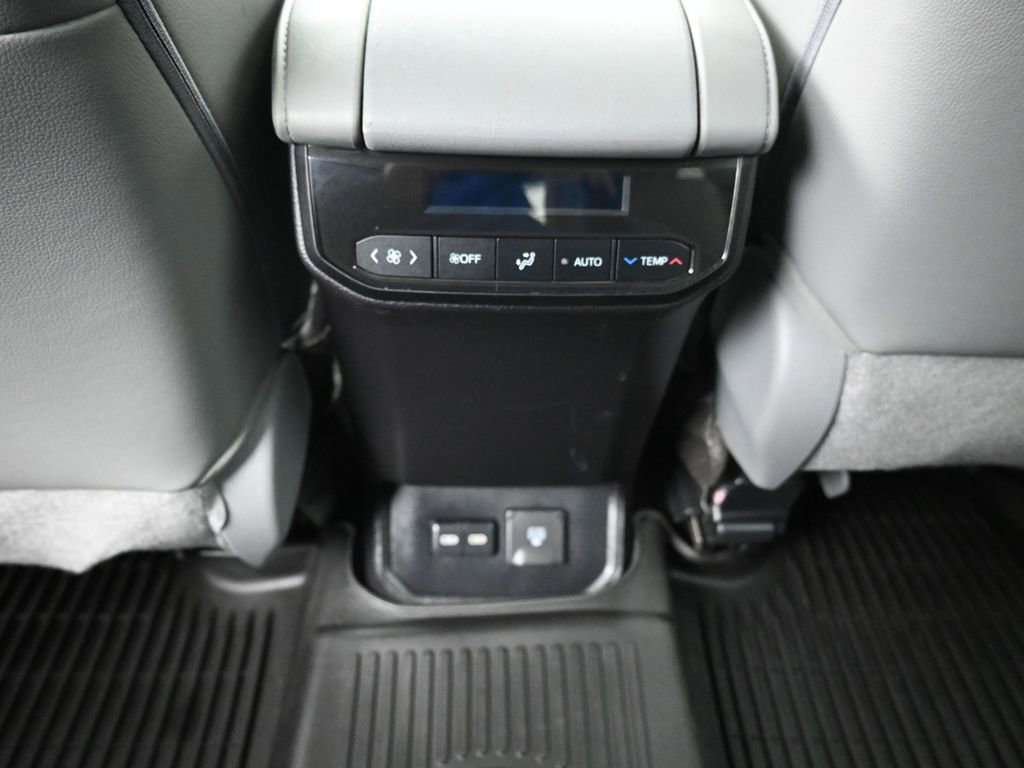 Used 2023 Toyota Highlander Limited image 31