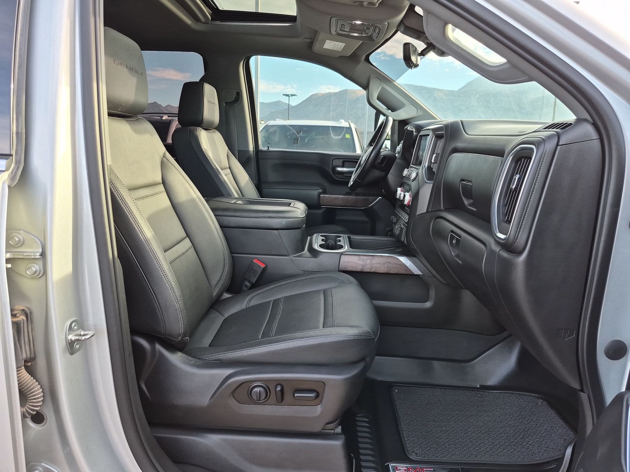 Used 2021 GMC Sierra 2500 Denali w/ Denali Ultimate Package AWD/4WD image 31