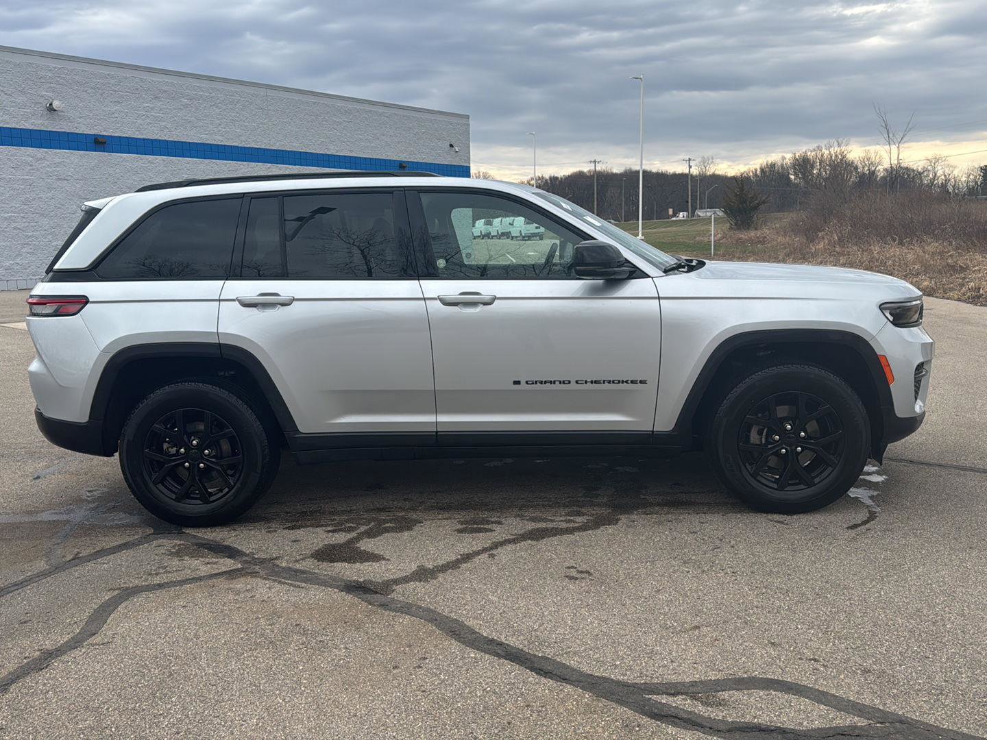 Used 2025 Jeep Grand Cherokee Altitude image 7