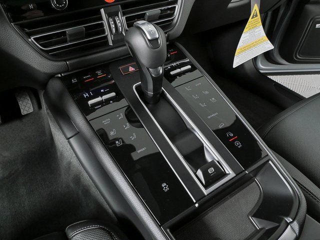 Certified 2026 Porsche Macan AWD/4WD image 17
