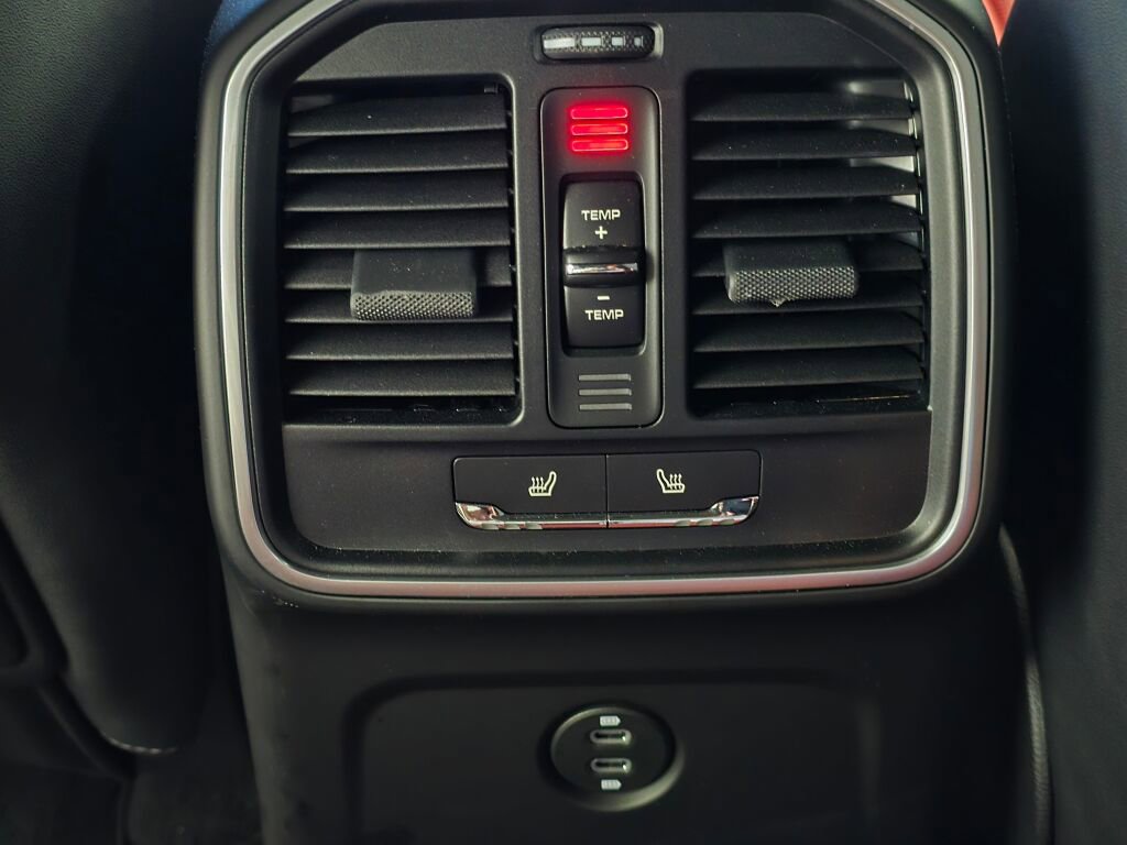 Certified 2025 Porsche Macan image 18