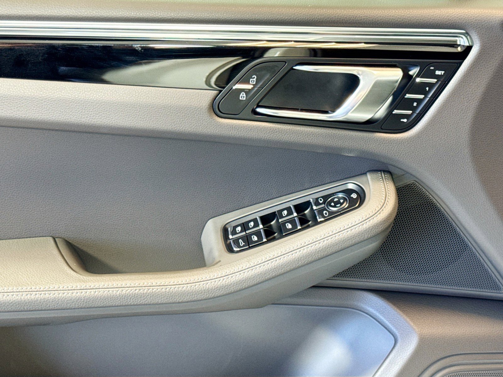 Certified 2025 Porsche Macan image 11