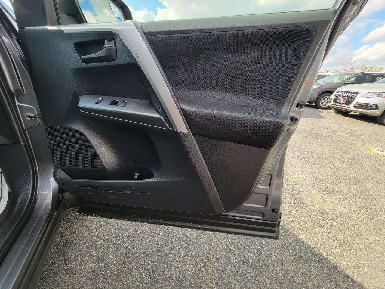 Used 2016 Toyota RAV4 LE AWD/4WD image 18