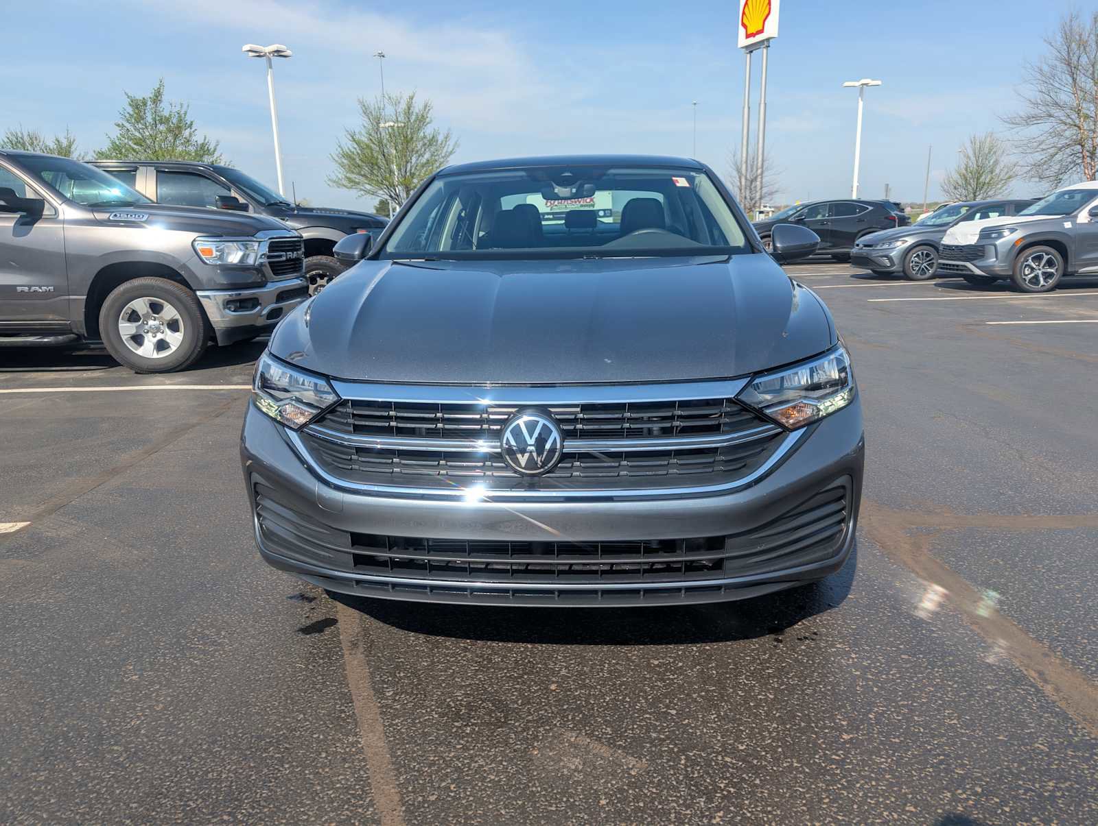 Certified 2023 Volkswagen Jetta SE w/ Panoramic Sunroof Package FWD image 2