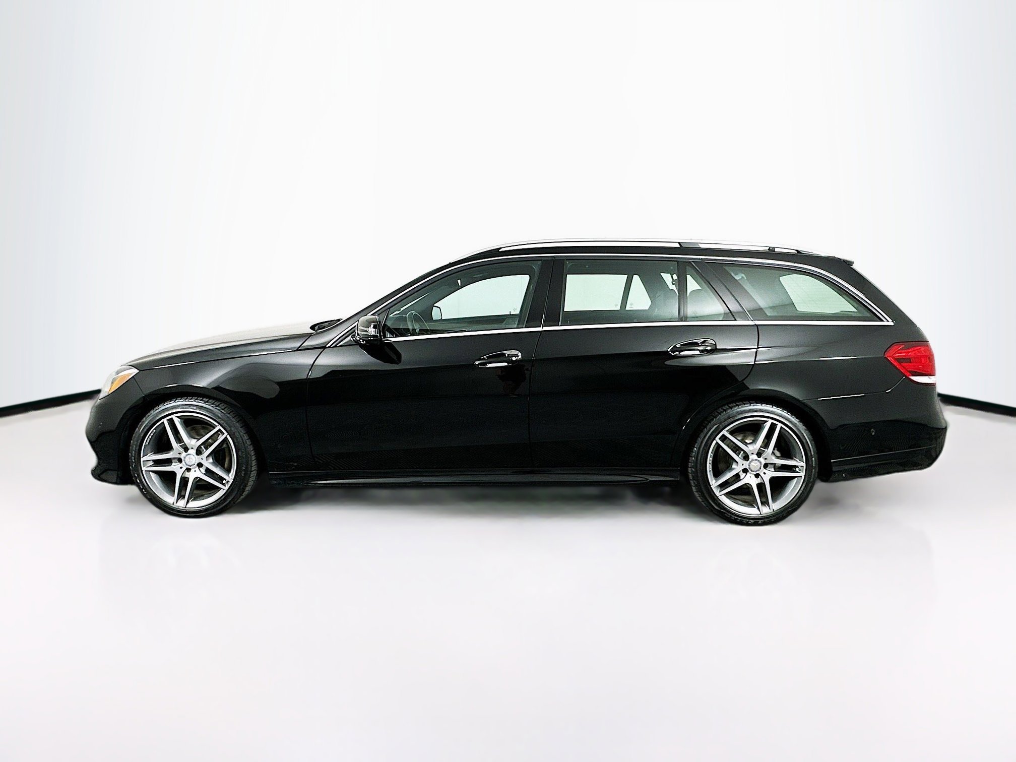 Used 2016 Mercedes-Benz E 350 4MATIC Wagon image 4