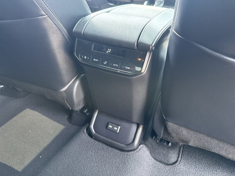 Used 2022 Toyota Highlander XSE AWD/4WD image 31