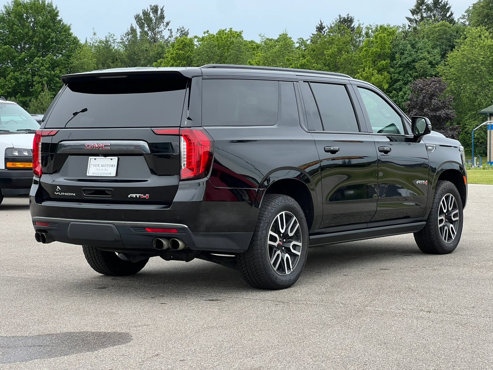 Used 2023 GMC Yukon XL AT4 w/ AT4 Premium Plus Package AWD/4WD image 11
