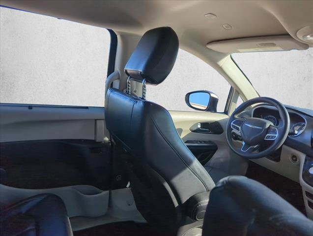 Used 2022 Chrysler Pacifica Touring-L image 19