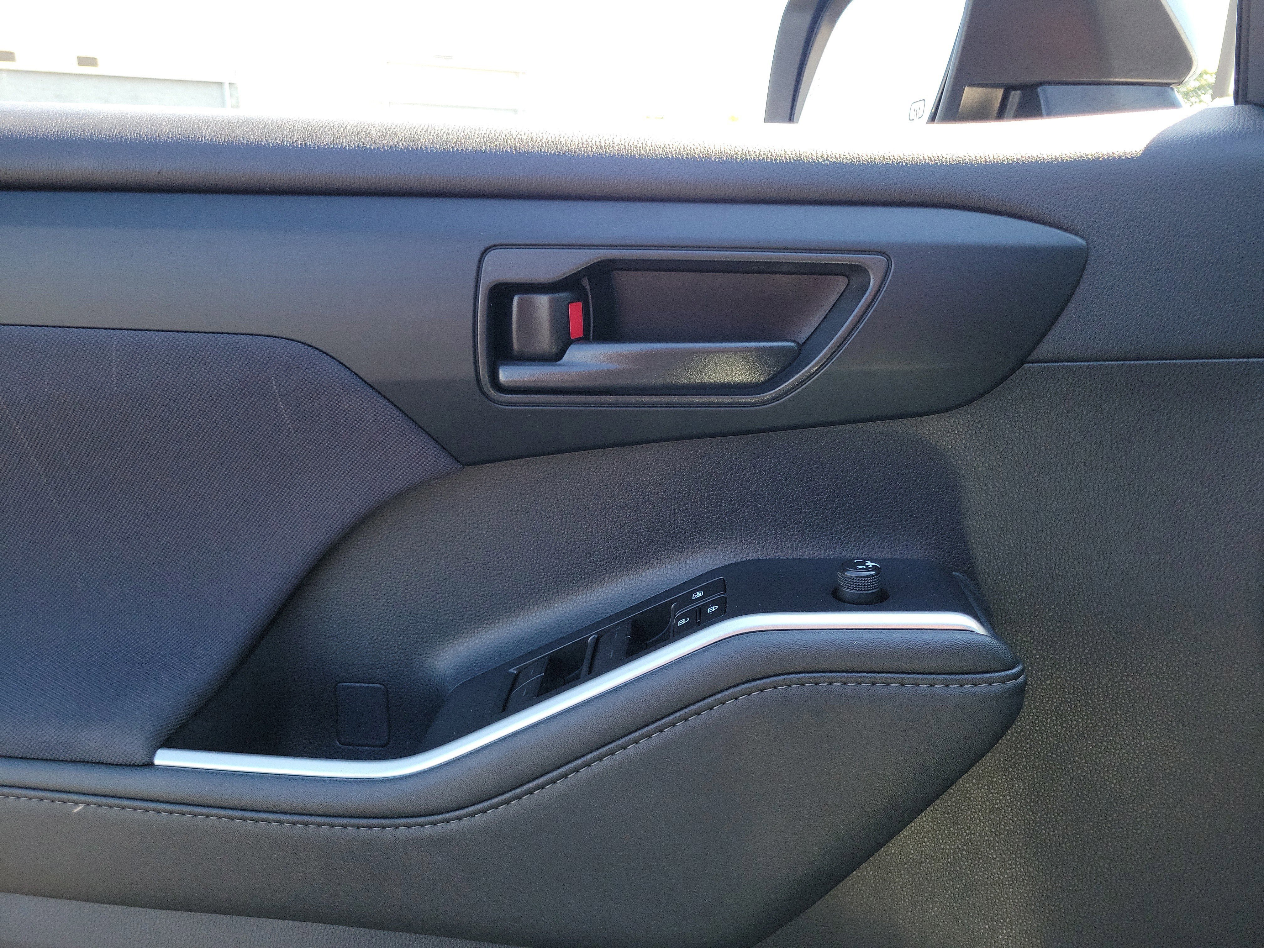 Used 2024 Toyota Highlander LE image 17