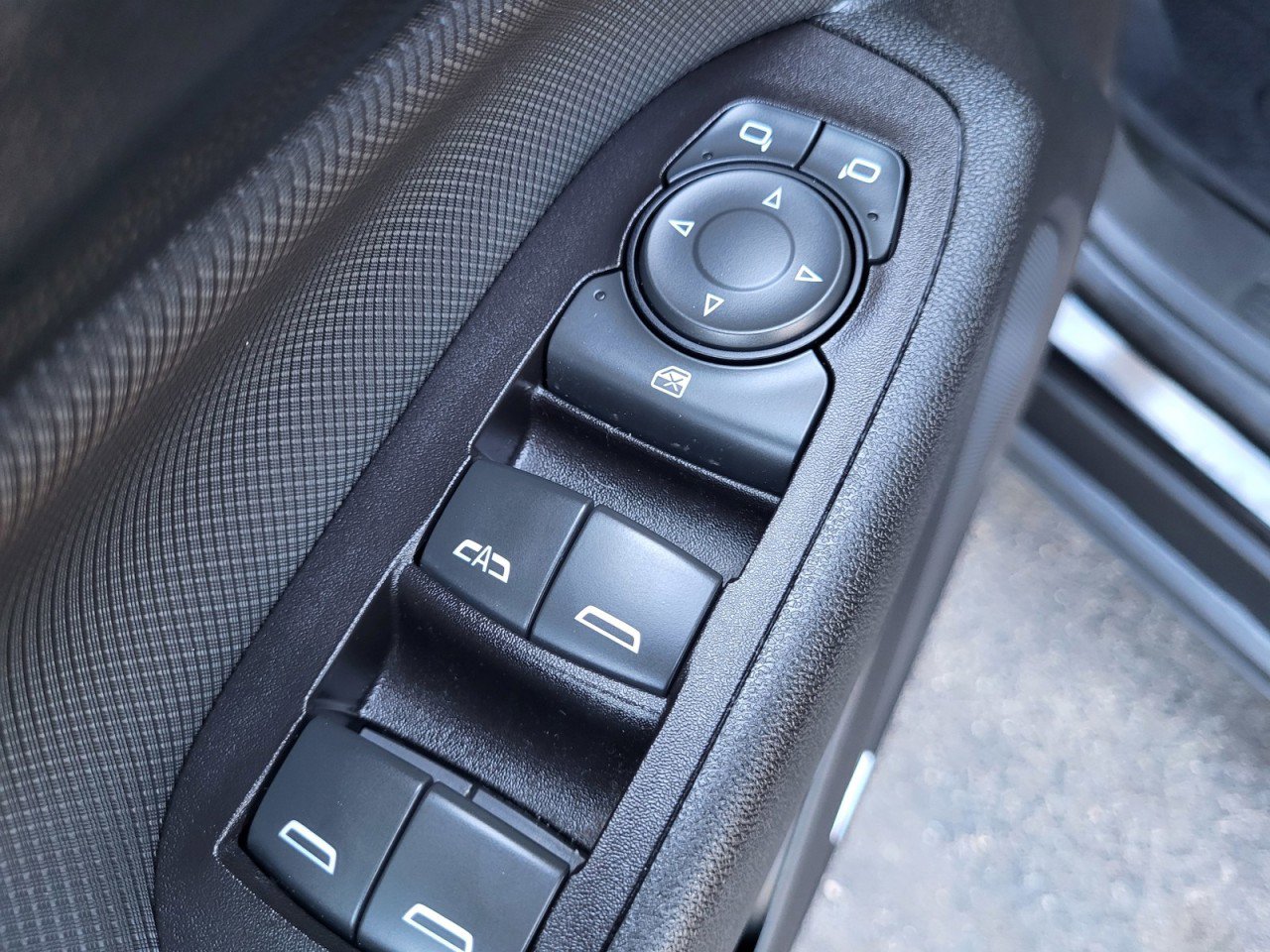 Used 2022 Chevrolet Equinox RS w/ RS Leather Package image 12