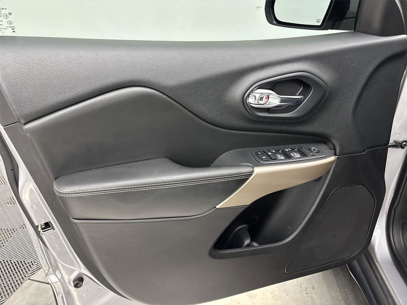 Used 2018 Jeep Cherokee Limited image 26