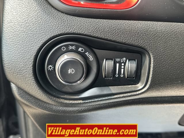 Used 2017 Jeep Renegade Trailhawk AWD/4WD image 28