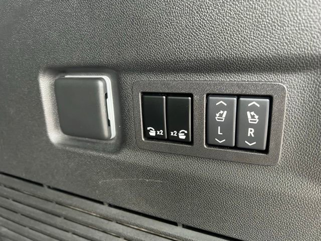 Used 2024 Chevrolet Suburban High Country image 36