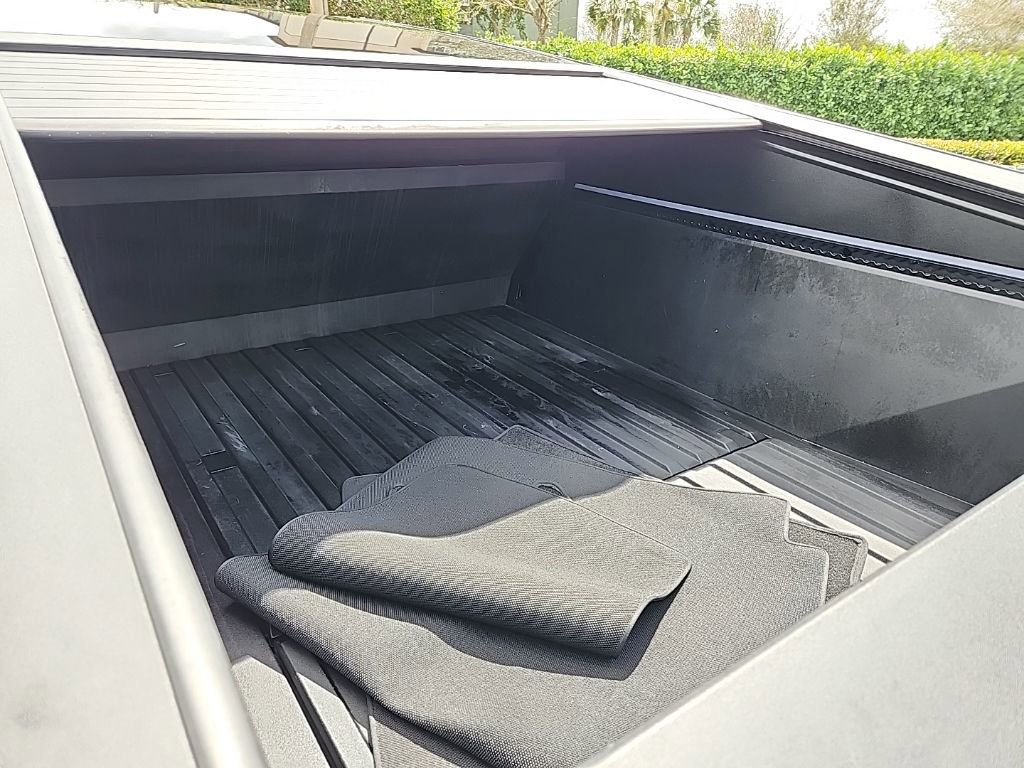 Used 2025 Tesla Cybertruck AWD Crew Cab image 20