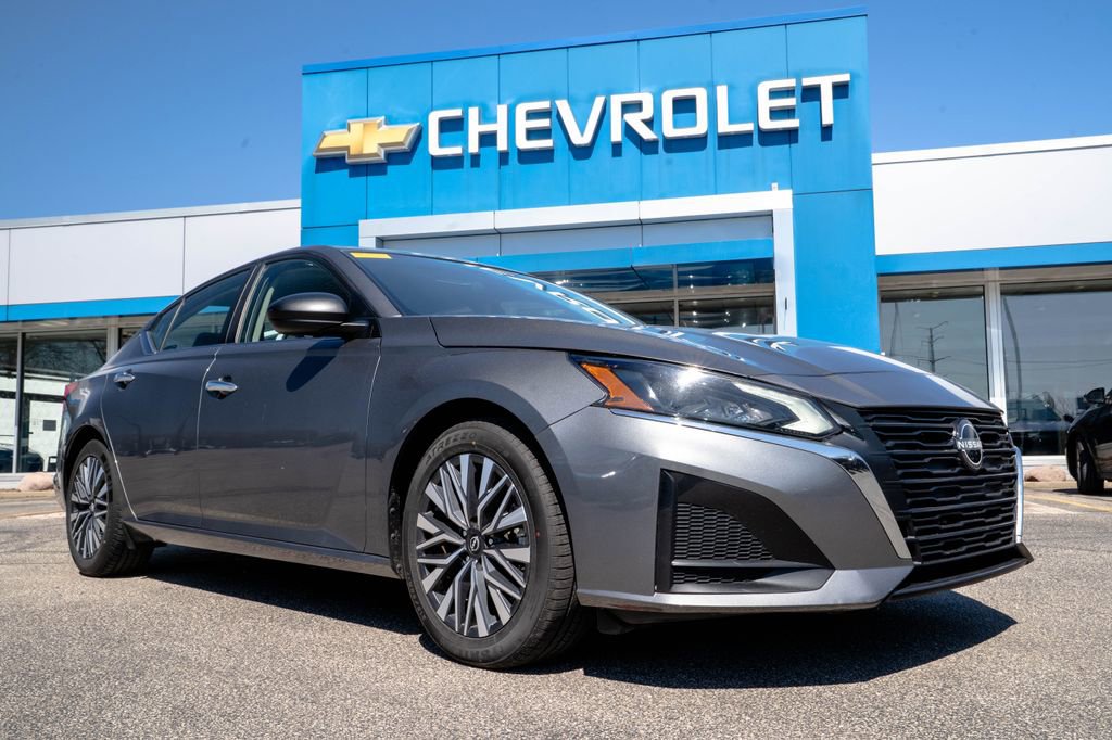 Used 2024 Nissan Altima 2.5 SV FWD image 1