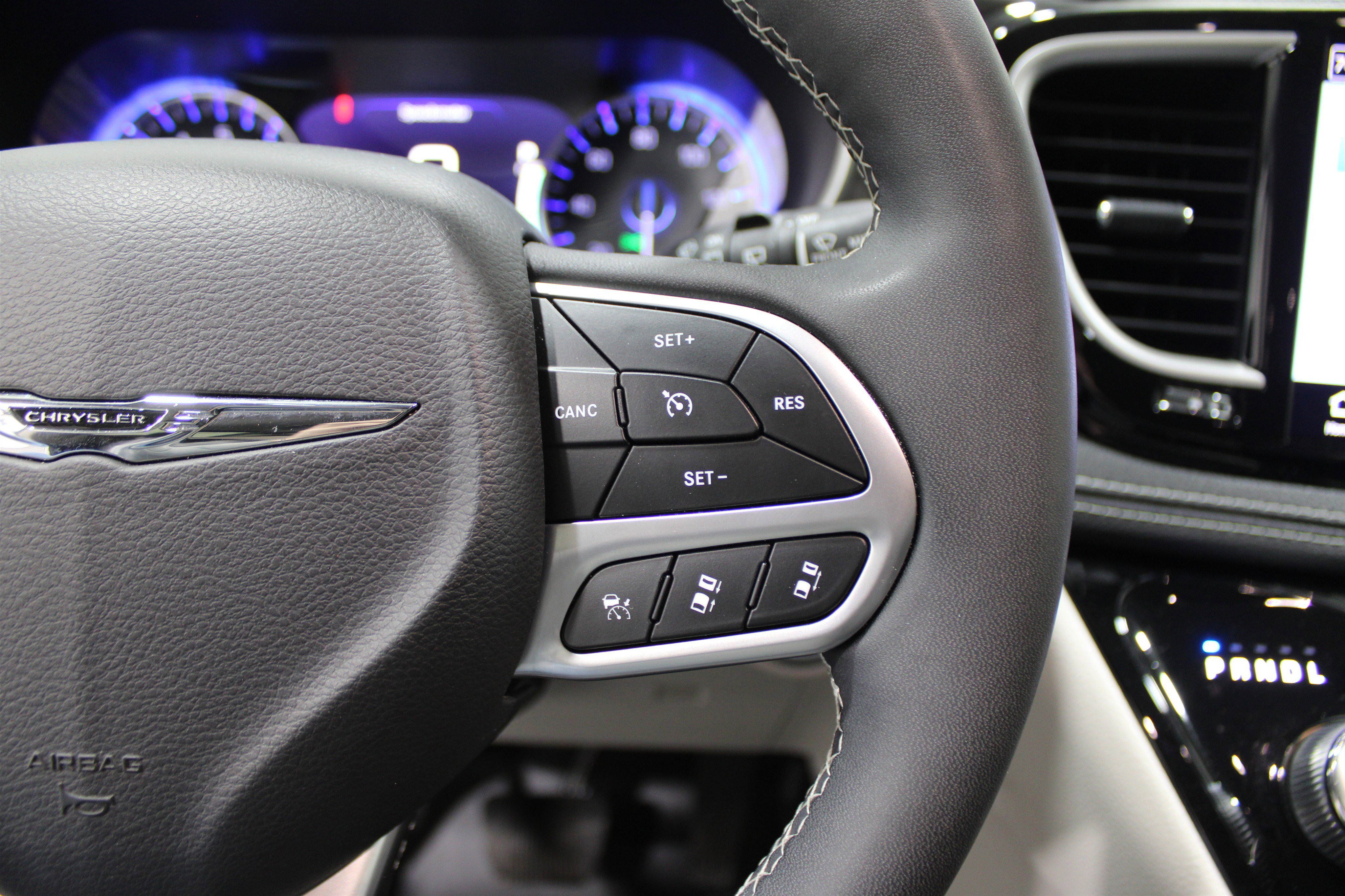 Used 2022 Chrysler Pacifica Touring-L image 12