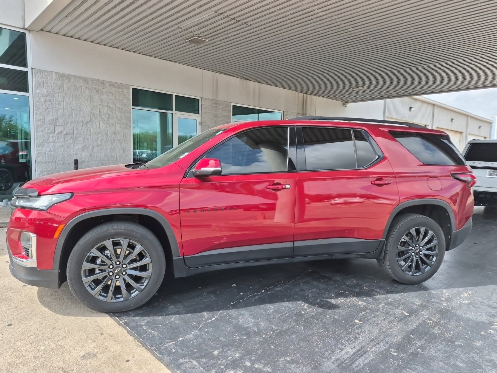 Used 2022 Chevrolet Traverse RS FWD image 2