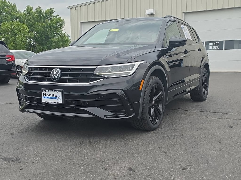 Used 2023 Volkswagen Tiguan SE R-Line AWD/4WD image 3