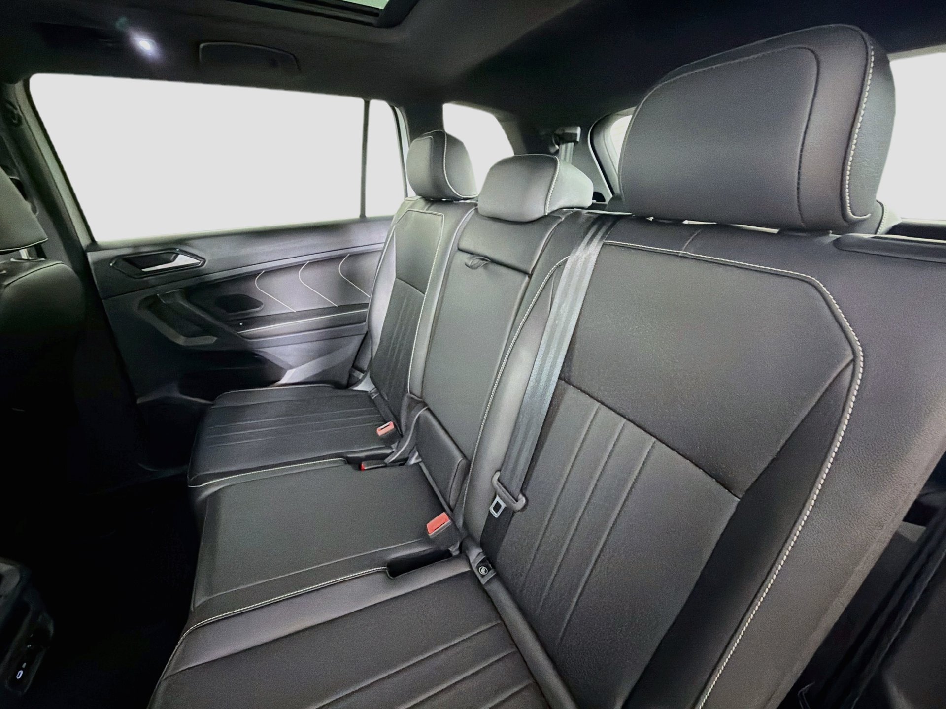 Used 2023 Volkswagen Tiguan SE R-Line FWD image 23