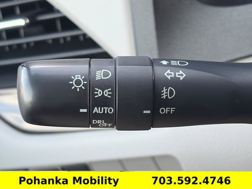 Used 2020 Toyota Sienna XLE w/ XLE Navigation Package FWD image 15