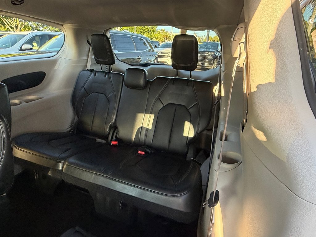 Used 2024 Chrysler Pacifica Touring-L FWD image 11
