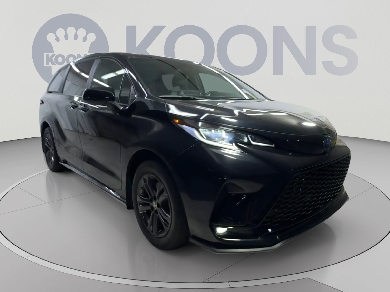 Used 2024 Toyota Sienna XSE w/ XSE Plus Package AWD/4WD image 2