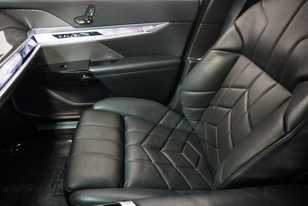 Used 2023 BMW 760i xDrive w/ Executive Package AWD/4WD image 31