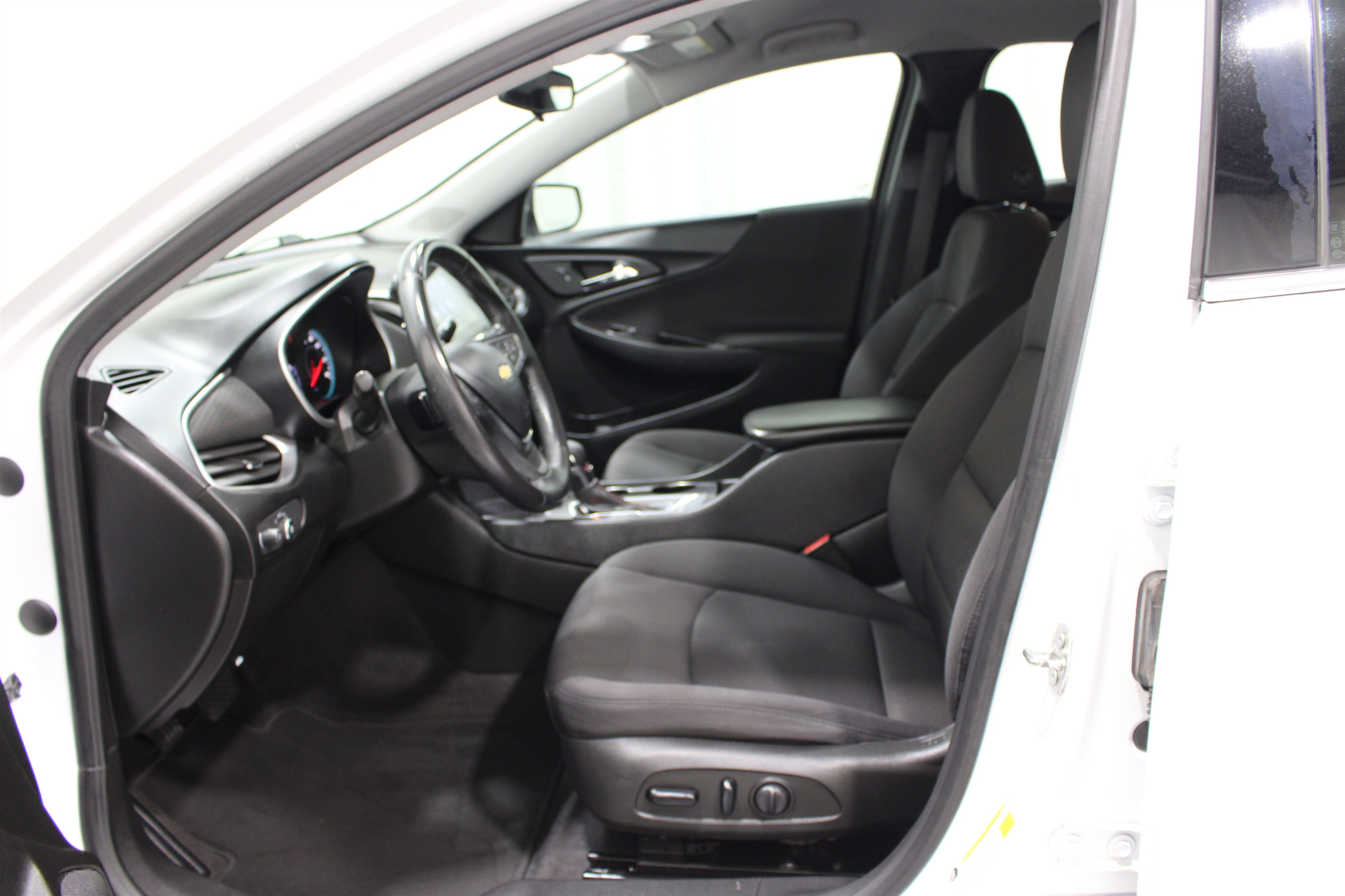 Used 2021 Chevrolet Malibu RS FWD image 3