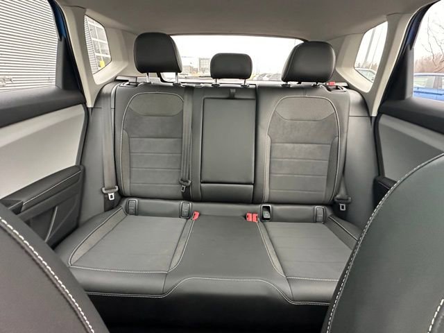 Certified 2024 Volkswagen Taos SE image 30